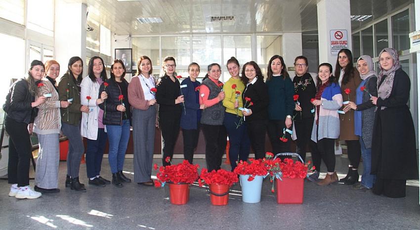 Kuyucak'ta 8 Mart Dünya Kadınlar Günü karanfillerle kutlandı