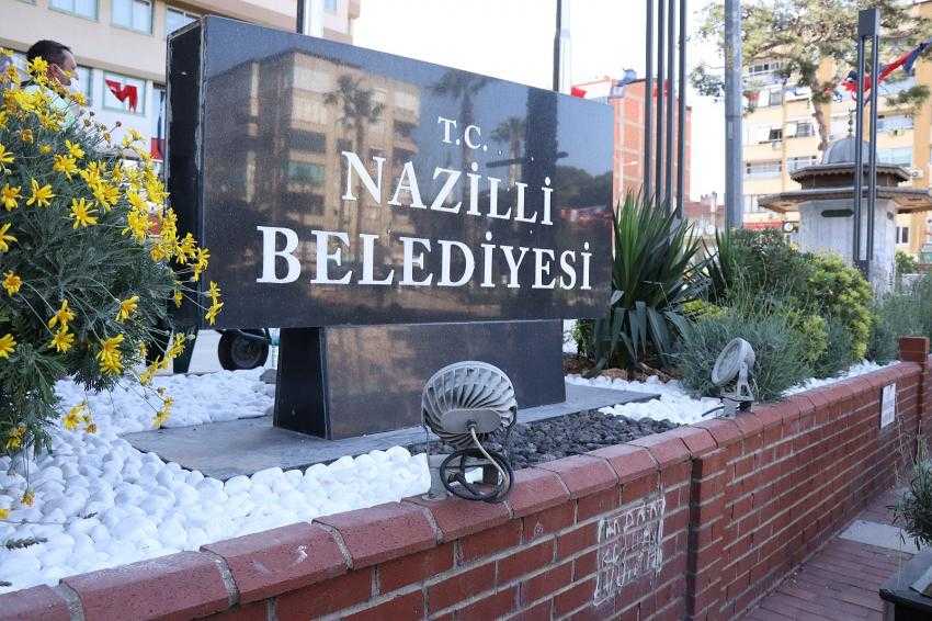 BELEDİYE MEYDANI SÜSLENİYOR