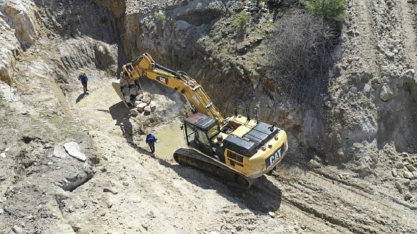Aski Ekipleri Dağ-Tepe Dinlemeden Su İçin Çalışıyor
