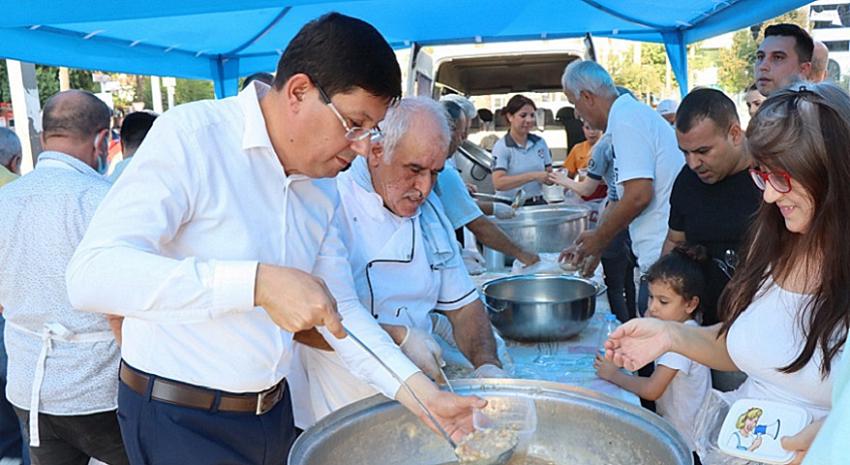 Nazilli Belediyesi aşure bereketini binlerce kişiyle paylaştı