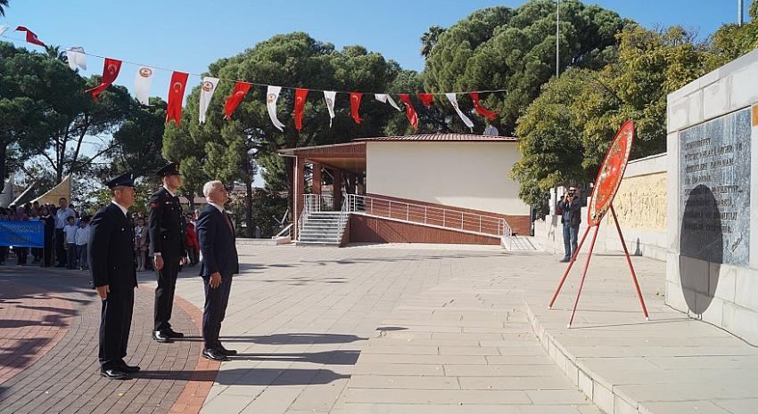 KUYUCAK’TA ATATÜRK ANITI’NA ÇELENK KOYULDU