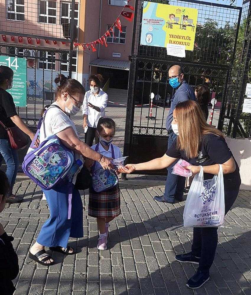 Aydın Büyükşehir Belediyesi okula başlayan küçükleri unutmadı