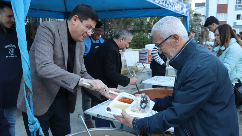Nazilli Belediyesi’nin iftar sofraları dolup taşıyor