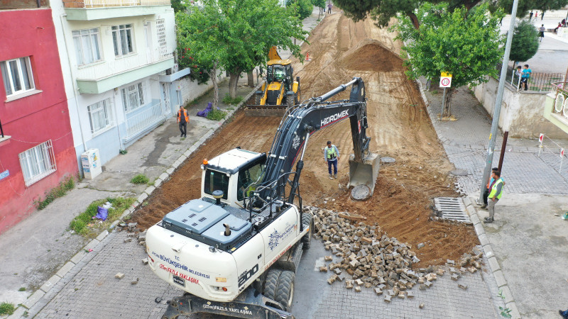 Büyükşehir Belediyesi Efeler Şerbetçi Caddesi’nde sıcak asfalt çalışmalarına başladı
