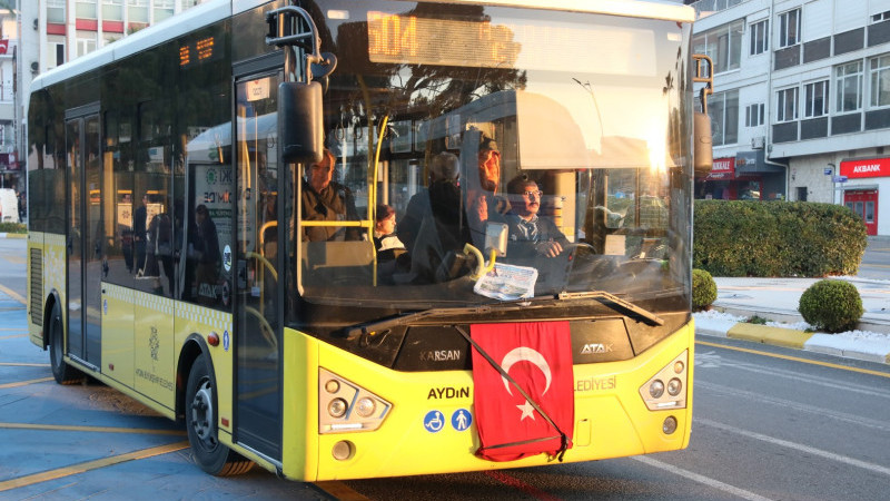 Aydın Büyükşehir Belediyesi şehitlerimiz için ulaşım araçlarına siyah kurdele ve Türk Bayrağı astı
