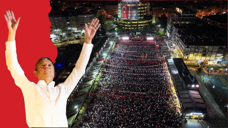 ATATÜRK KENT MEYDANI ‘ÖZLEM İSTİFA’ SESLERİYLE İNLEDİ
