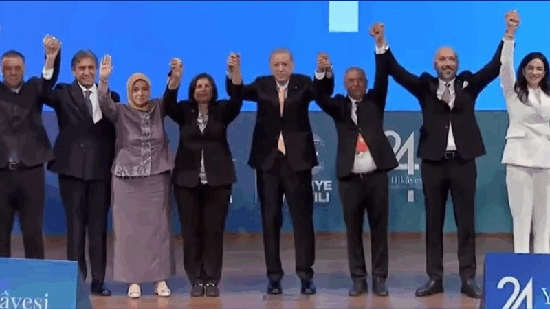 Özlem Çerçioğlu Ak Parti’ye geçti, rozetini Erdoğan taktı