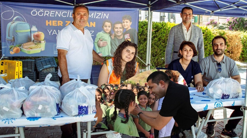 Öğrencilerin beslenme çantalarını bu yılda Kuşadası Belediyesi dolduruyor