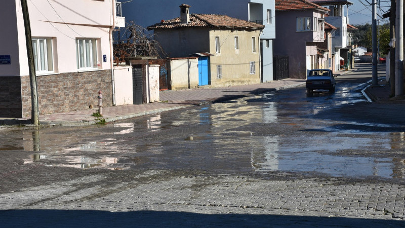 MURSALLI ASKİ DEPOSUNDAN TONLARCA SU SOKAĞA AKIYOR