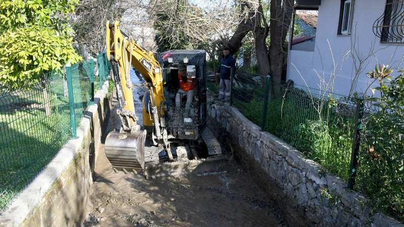 KUŞADASI BELEDİYESİ’NDEN KİRAZLI MAHALLESİ’NDE KAPSAMLI DERE TEMİZLİĞİ